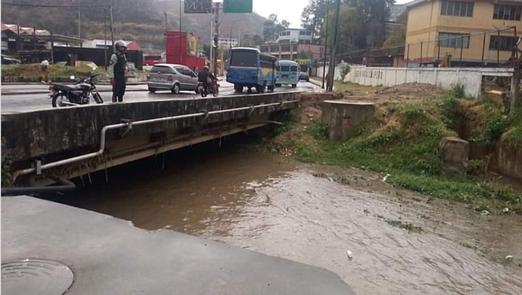 Lluvias causan alerta en Los Teques