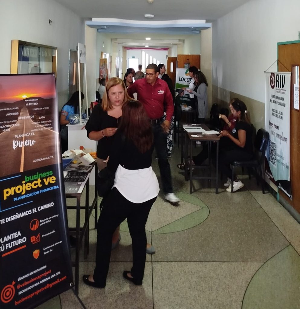 100 síntesis curricular reciben en Feria de Empleo