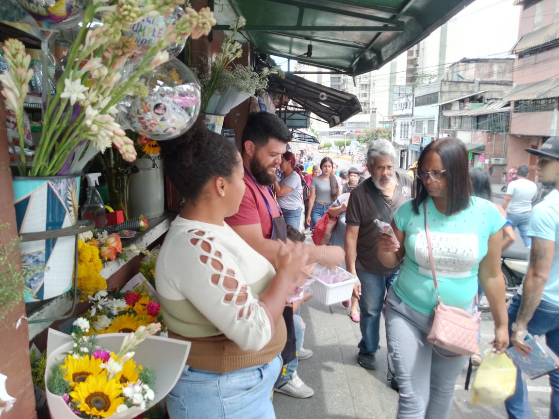 Con flores y dulces celebraron día de la mujer