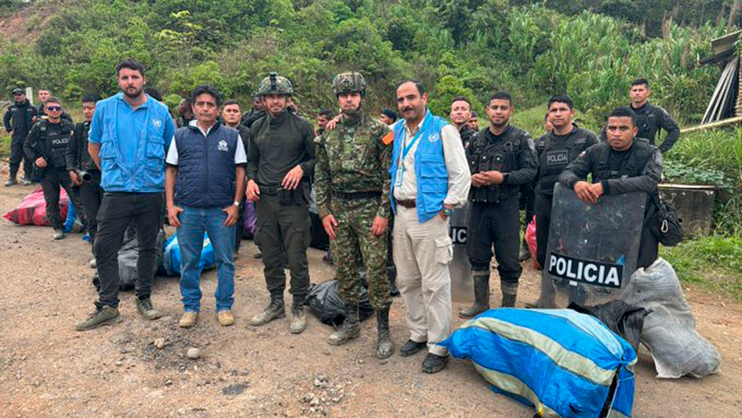 Guerrilla libera a 28 policías y un militar 