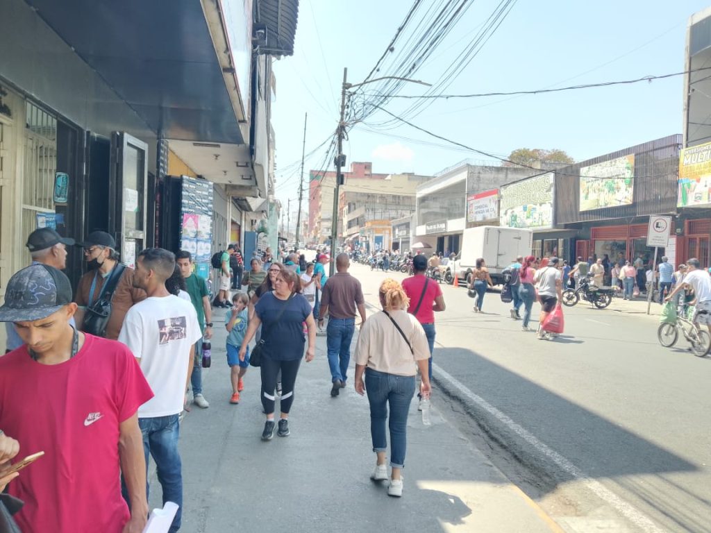 Sector comercial obligado a trabajar sin descanso