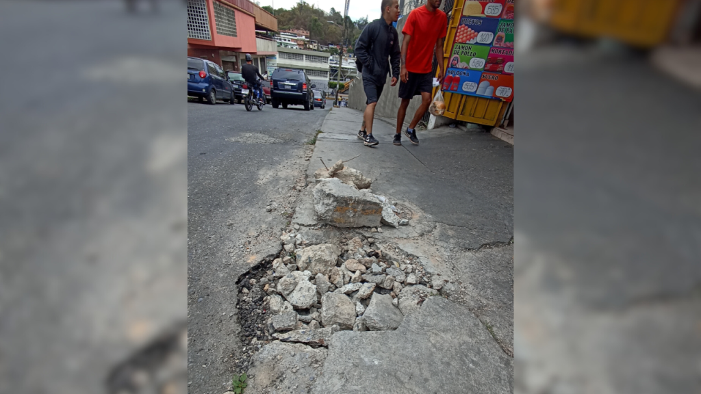 Repararon bote de aguas en la calle Piar