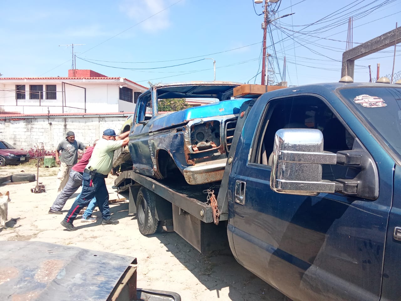 Retiran vehículos abandonados de vías de Carrizal