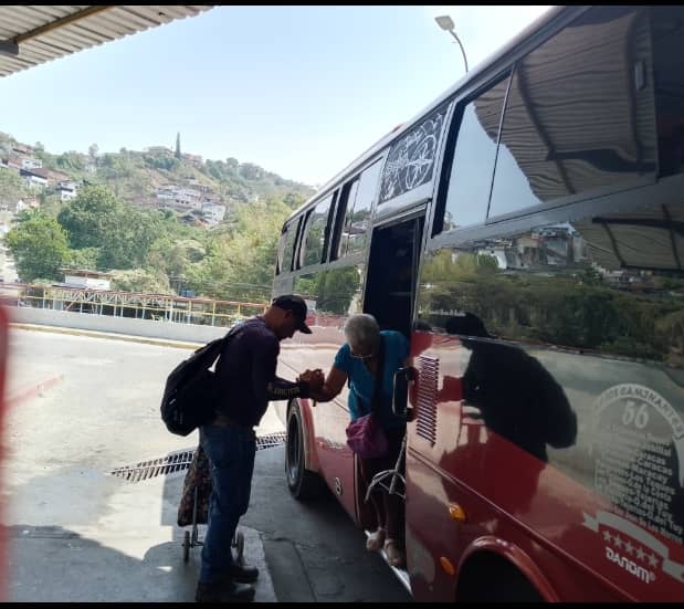 Lento retorno de viajeros por el terminal Los Lagos