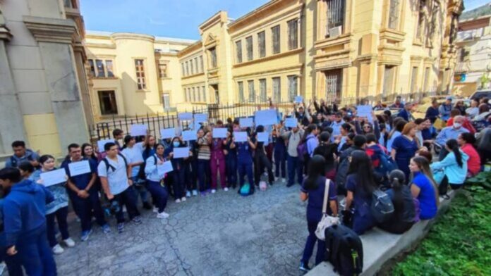 Estudiantes de odontología de la ULA exigen reparación de equipos dañados