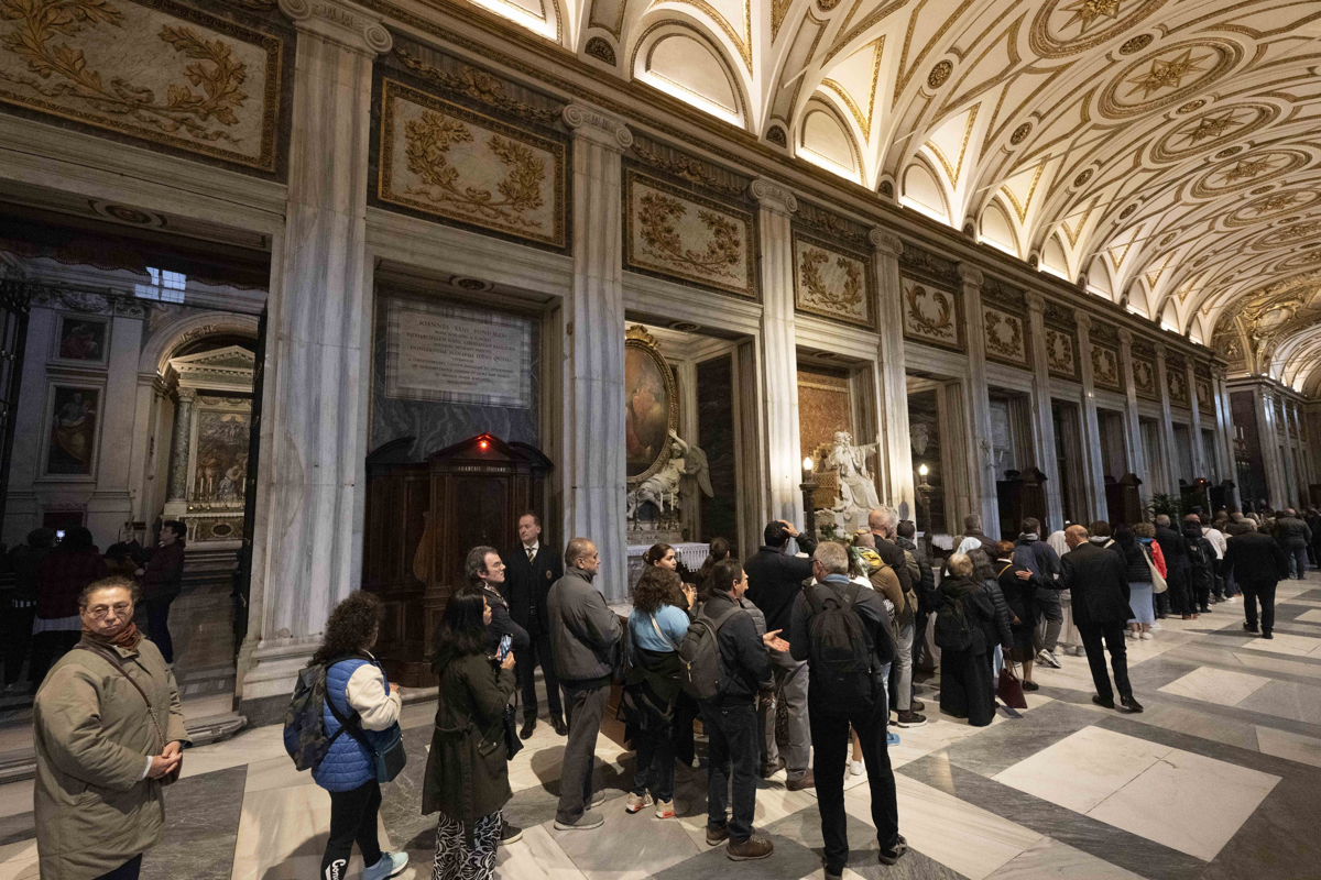 Alrededor de 30.000 personas han visitado la tumba del Papa