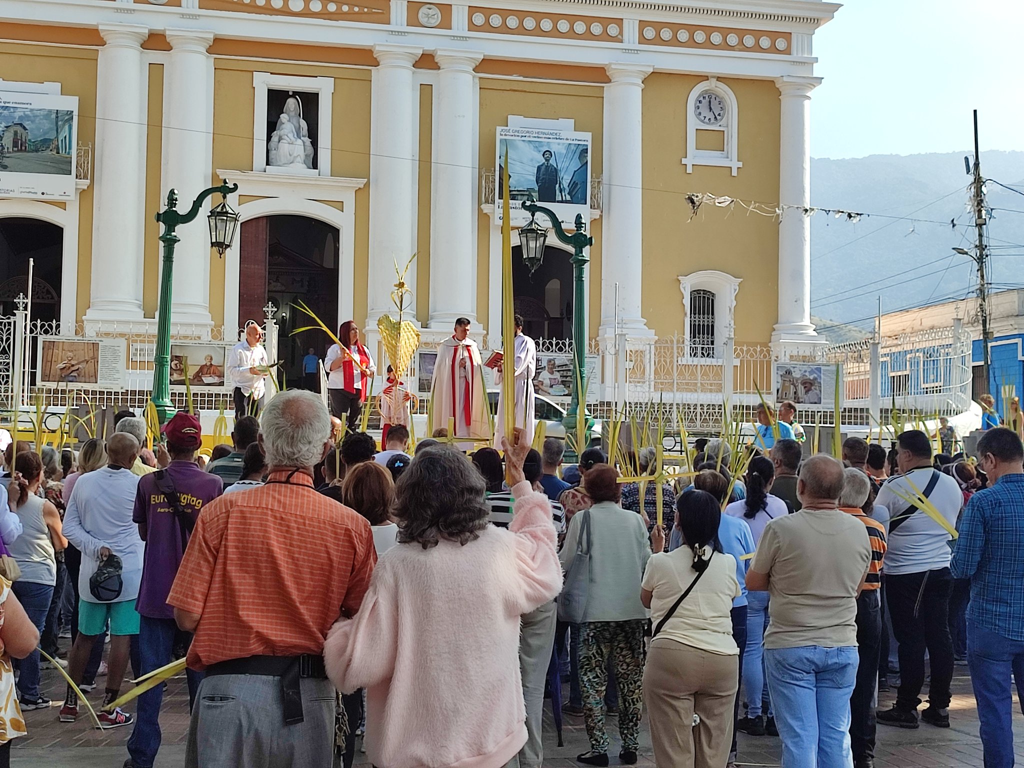 Feligreses celebran con devoción el Domingo de Ramos