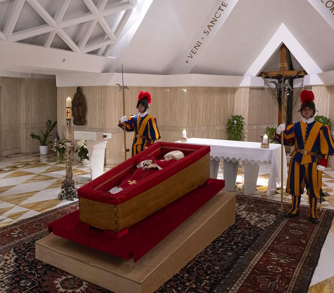 Vaticano efectúa velatorio del Papa Francisco