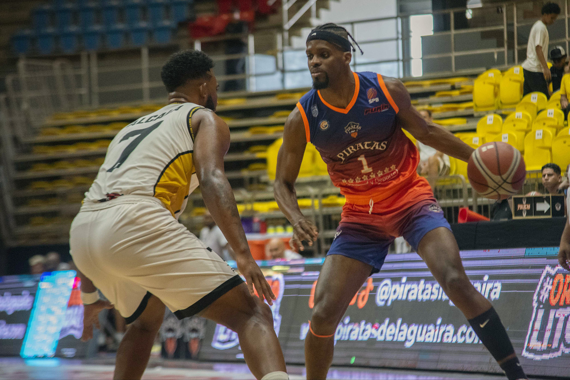 Piratas incorpora dos jugadores al equipo