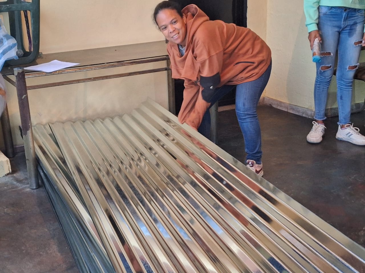 Distribuyen láminas de zinc a 116 familias carrizaleñas