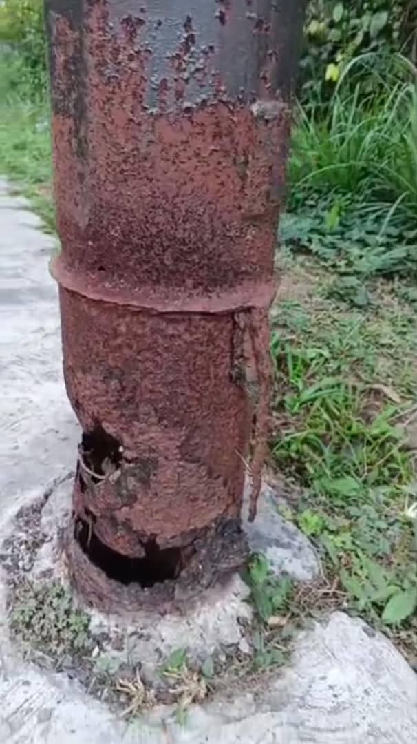 A punto de caer poste en Las Polonias