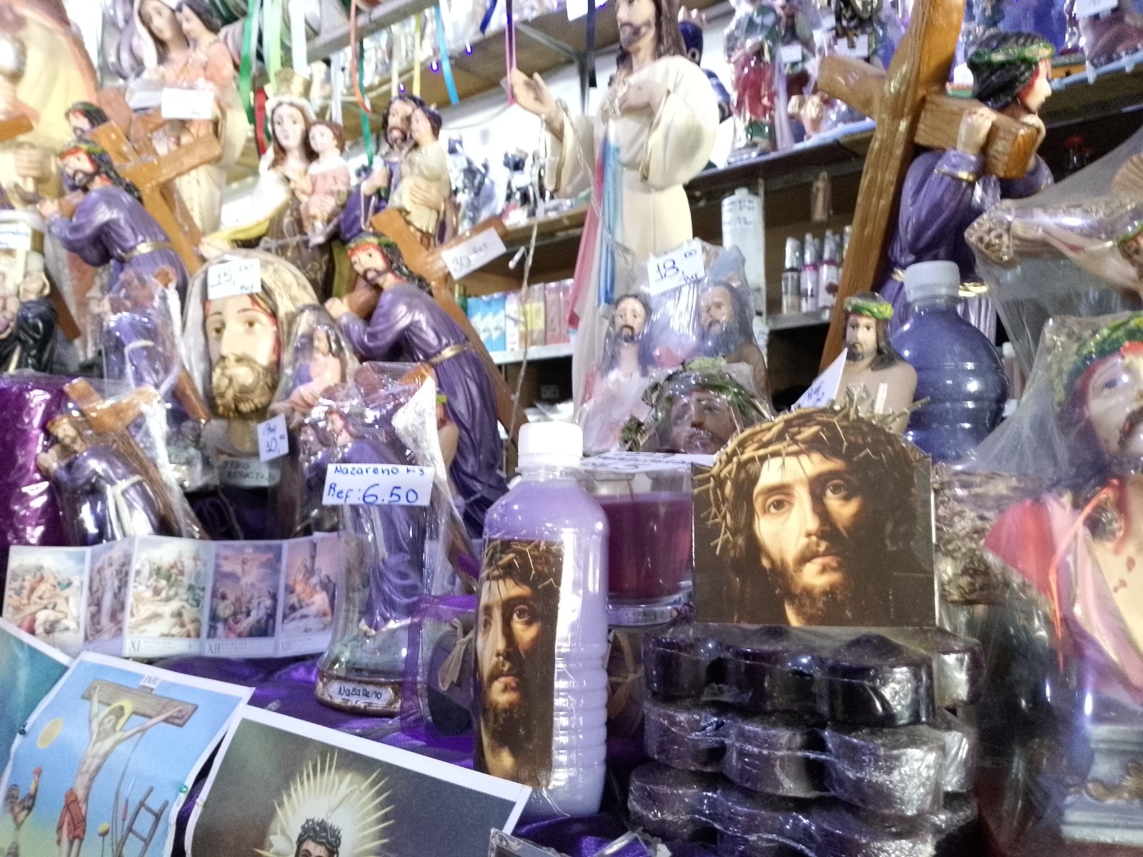 Artículos religiosos se consiguen en comercios formales
