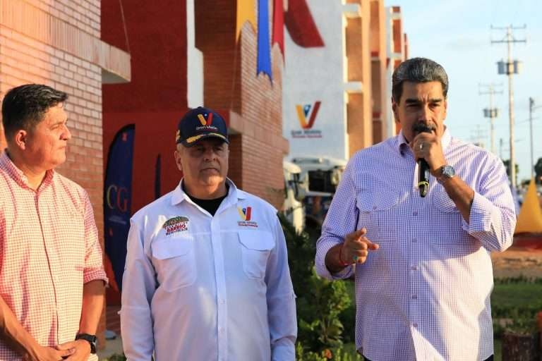 Maduro anuncia aumento de salario mínimo integral y pensiones