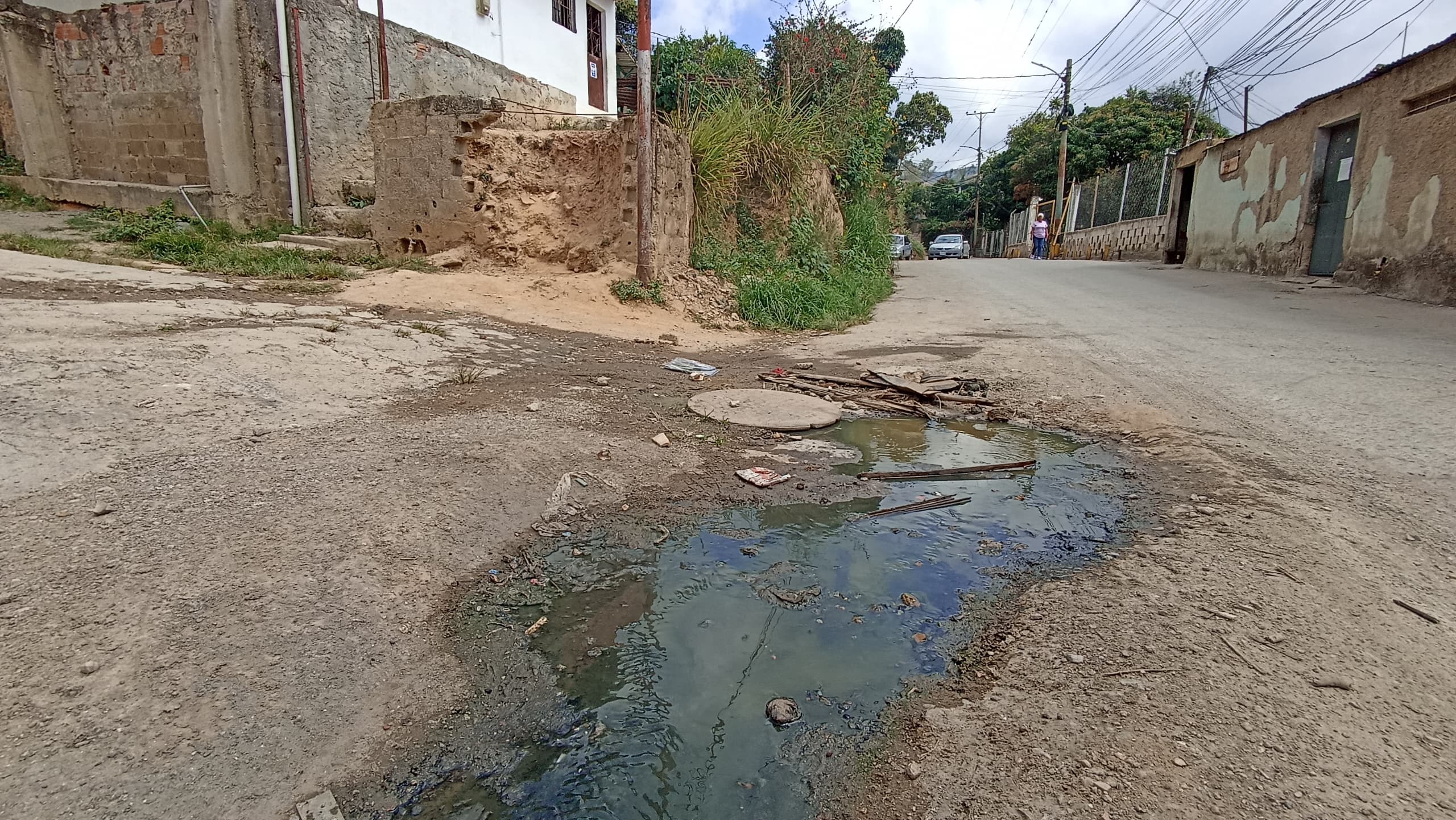 Cloaca desbordada en Ramo Verde sigue atormentando a vecinos