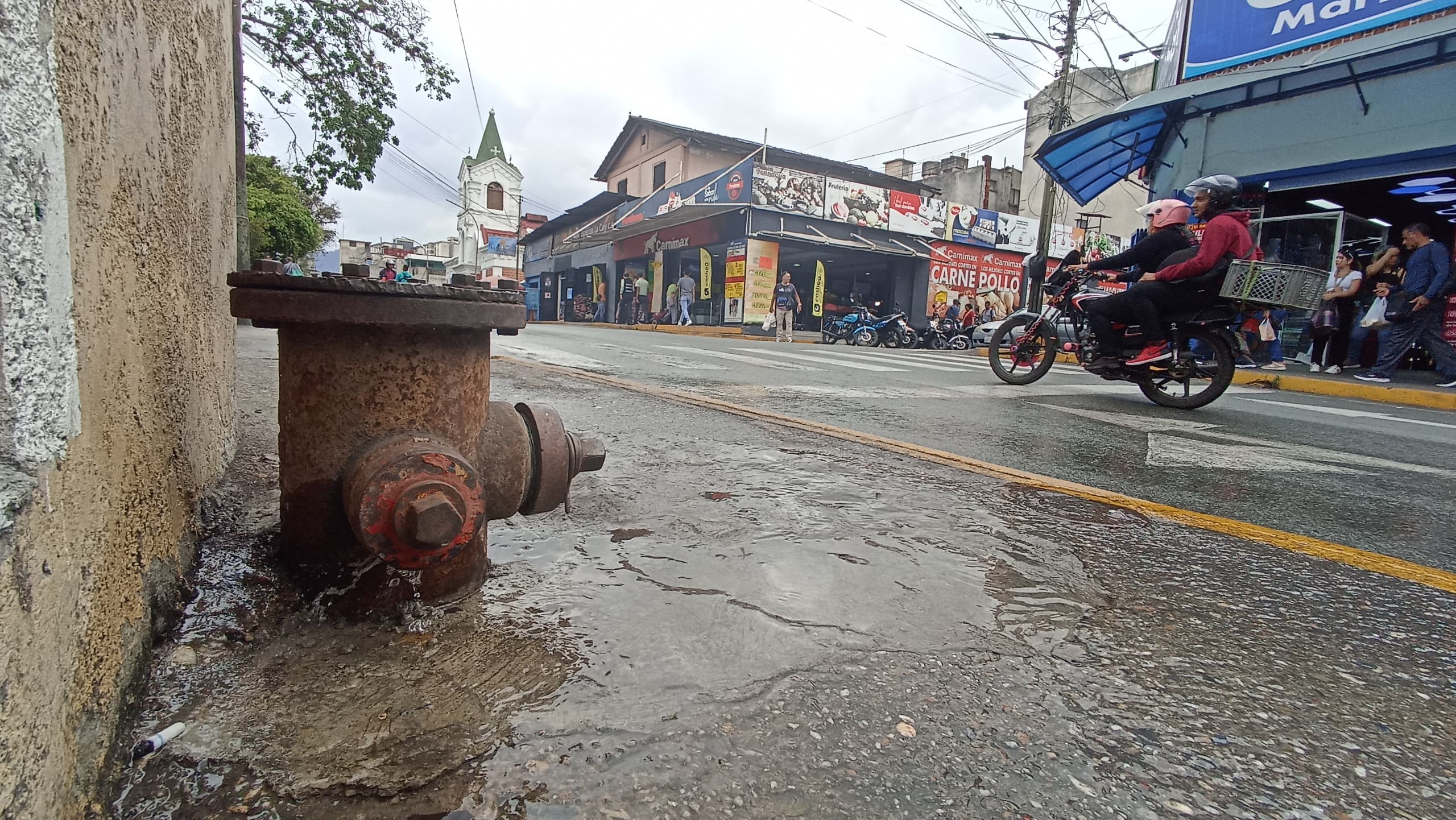 Hidrante averiado lleva tres días desperdiciando agua