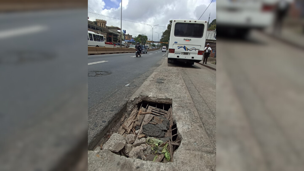 Mega hueco en el Km 14 gana más terreno