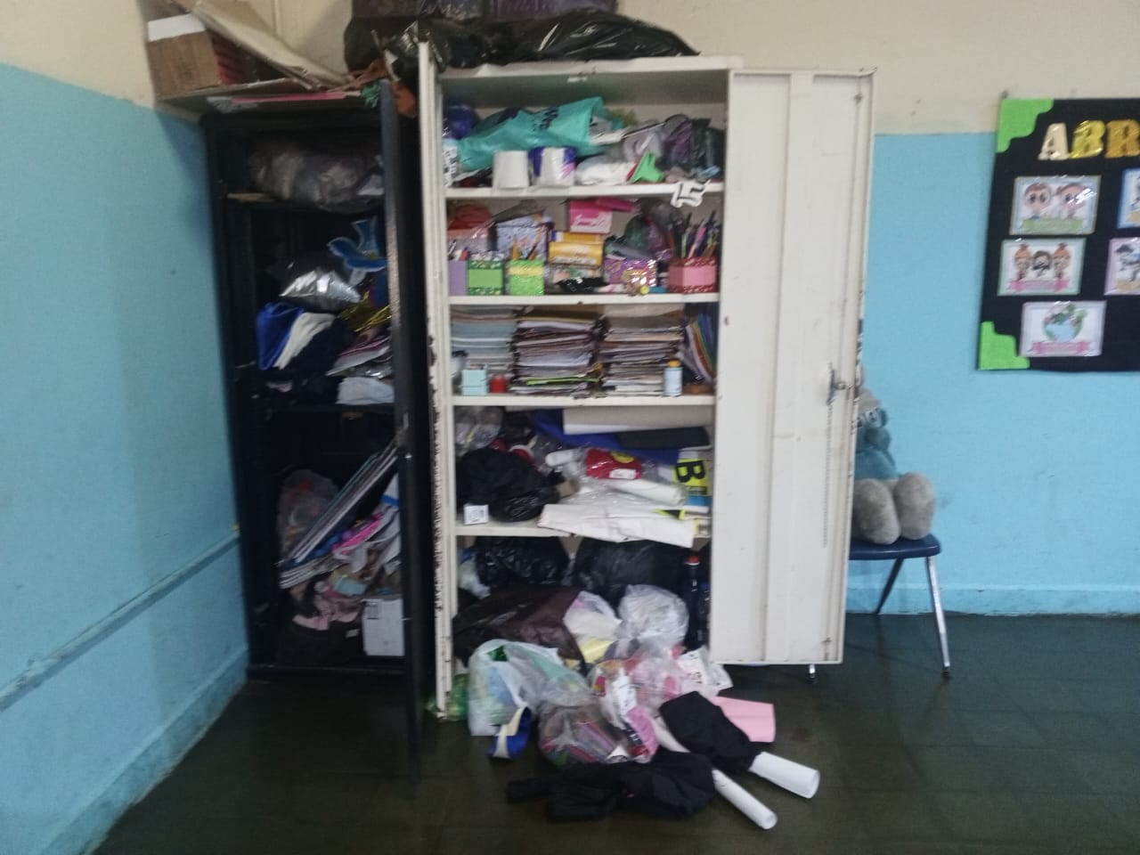 Vándalos causan destrozos en UE República del Paraguay