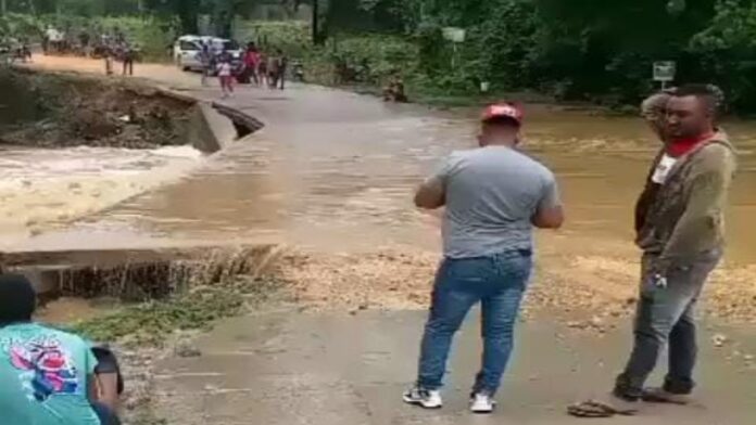Colapsa vialidad en varios municipios en Falcón por fuertes lluvias