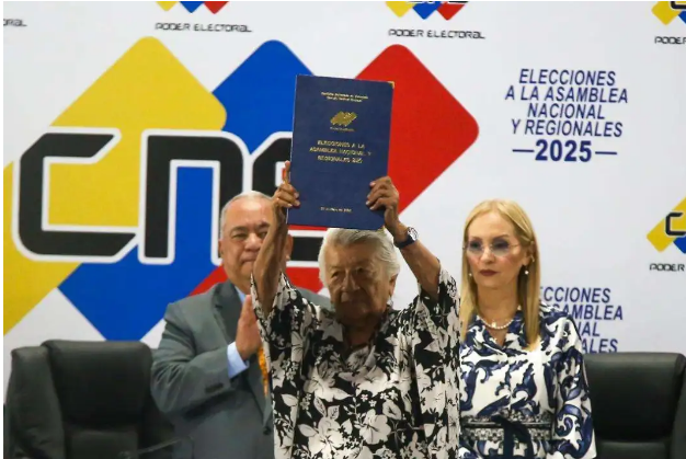 CNE proclama y adjudica cargos a diputados electos el 25 de mayo