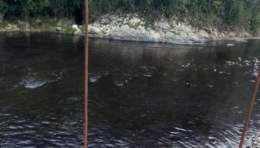 Atacan un oleoducto en el este de Colombia y contaminan un río