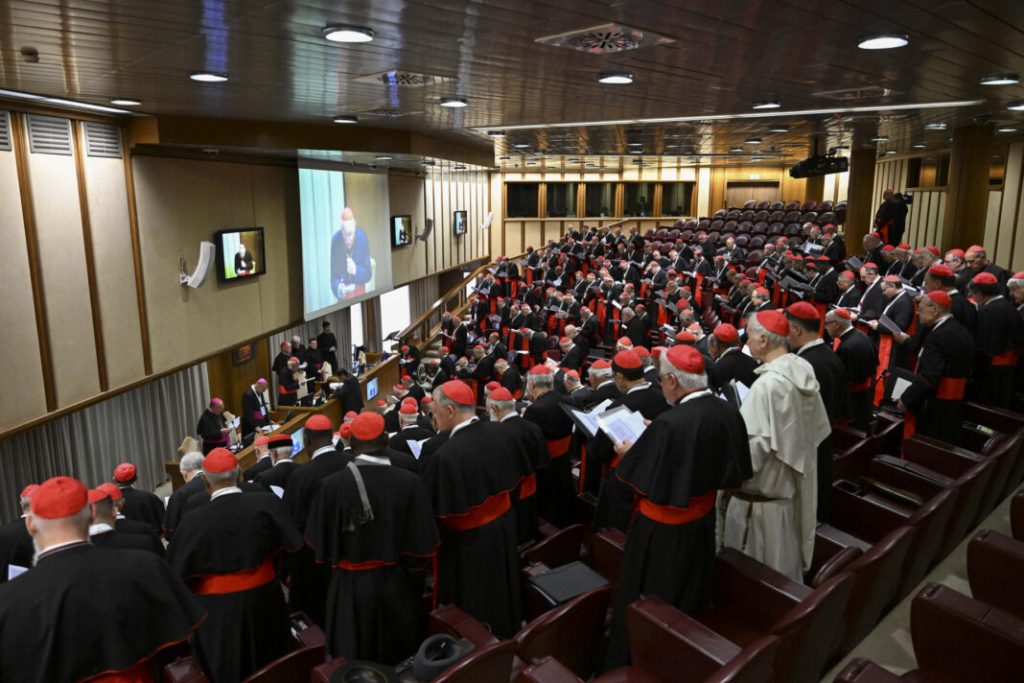 Cardenales se preparan para iniciar el cónclave