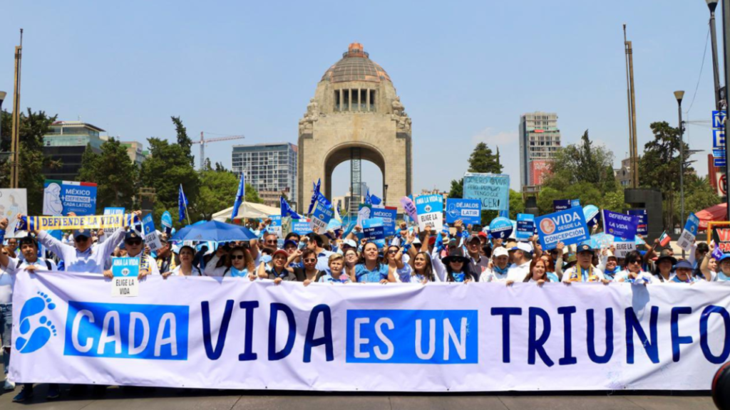 Miles de personas marchan en contra del aborto en México