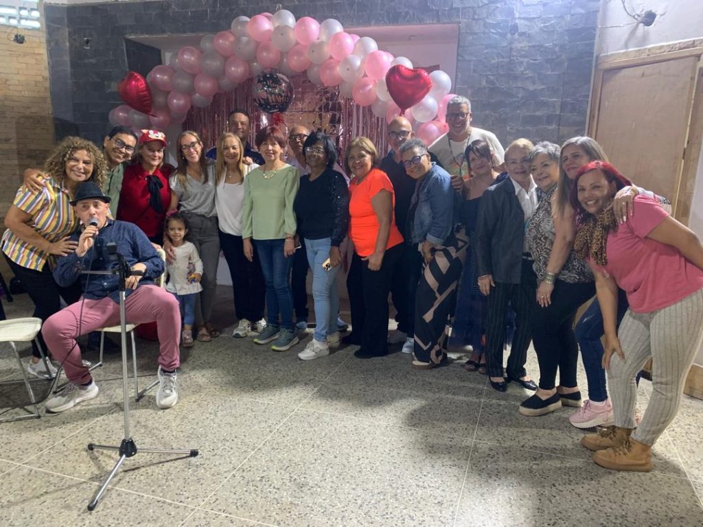 A ritmo de bolero periodistas celebran Día de las Madres