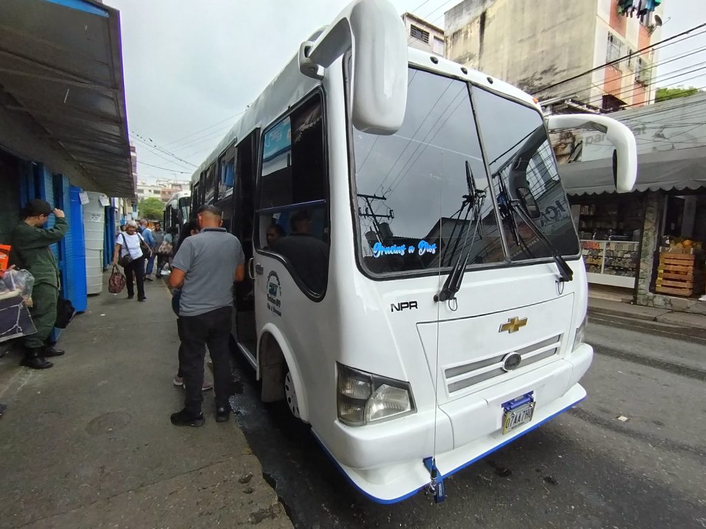 Denuncian a transportistas por irrespeto de precio del pasaje