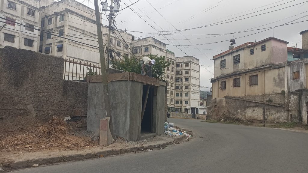 Avanza construcción de cuarto de aseo en La Cascarita