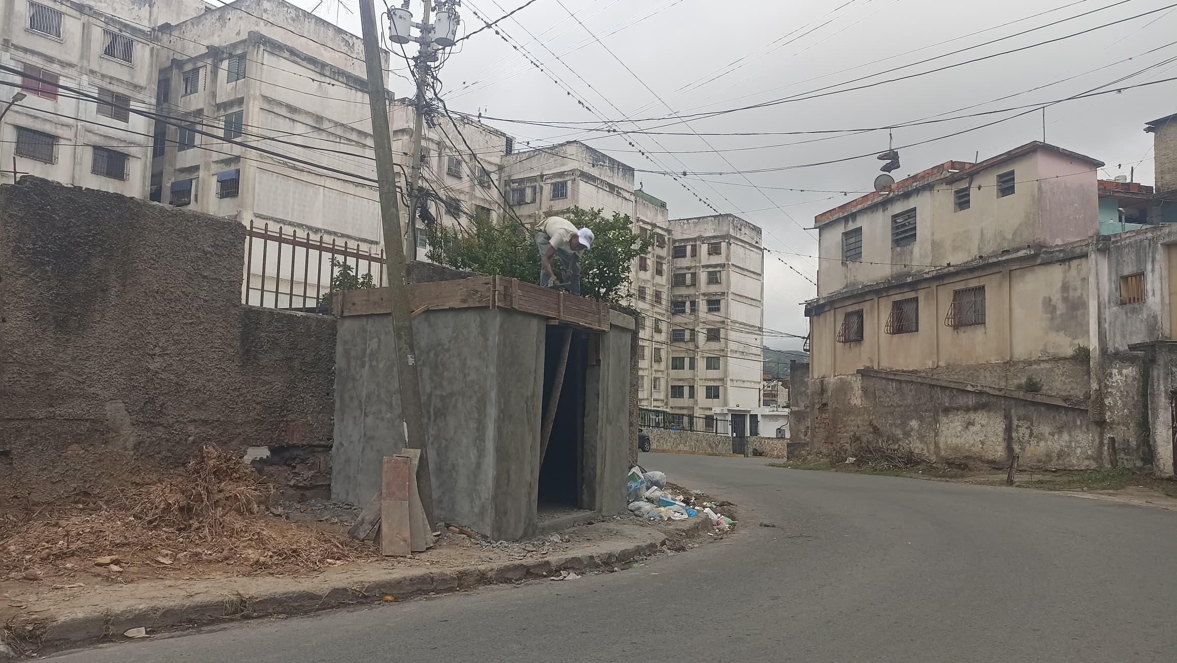 Avanza construcción de cuarto de aseo en La Cascarita