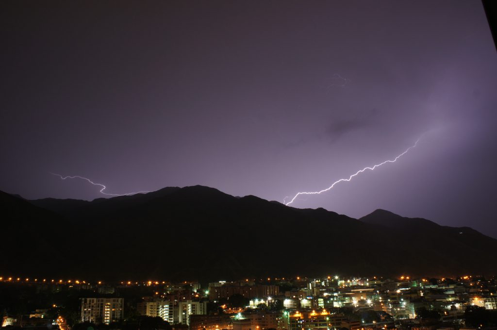 Lluvias y descargas eléctricas para este sábado