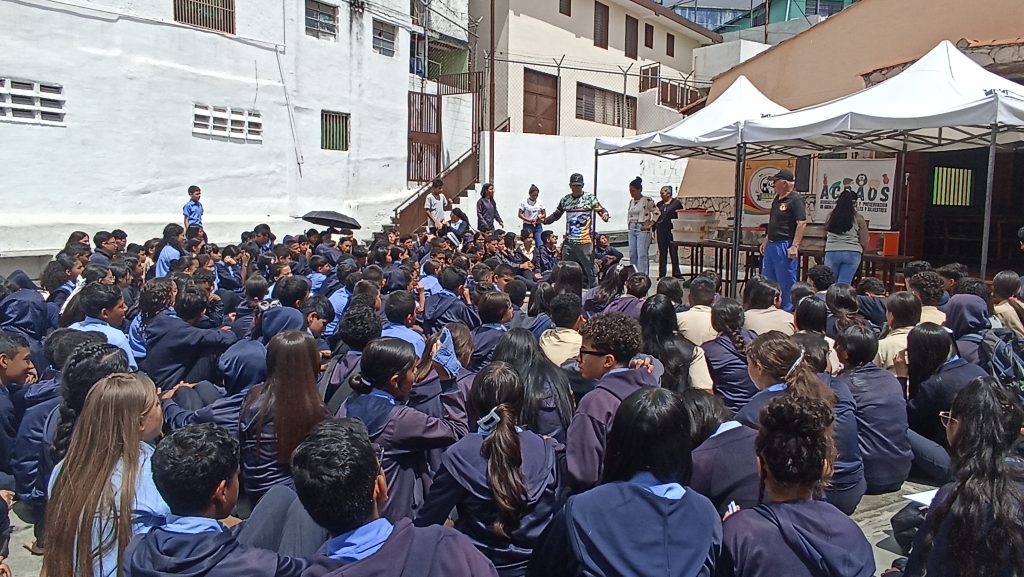 400 estudiantes aprenden del trato y manejo digno de los animales