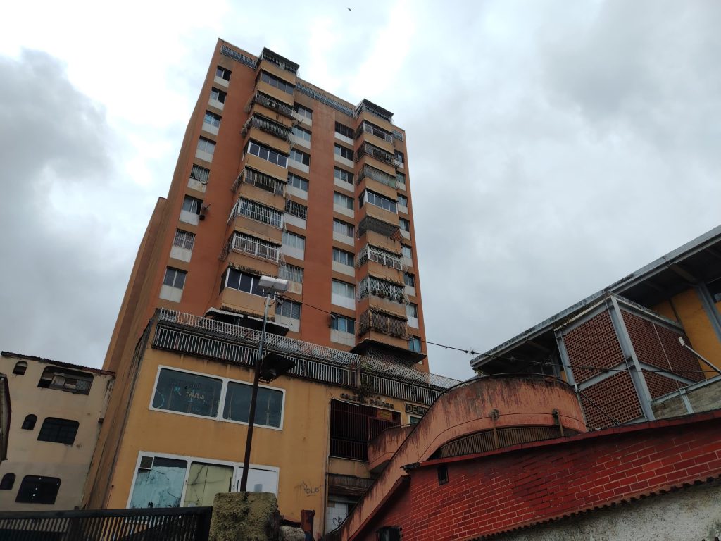 Residentes de Galería Bolívar pasaron 24 horas sin luz