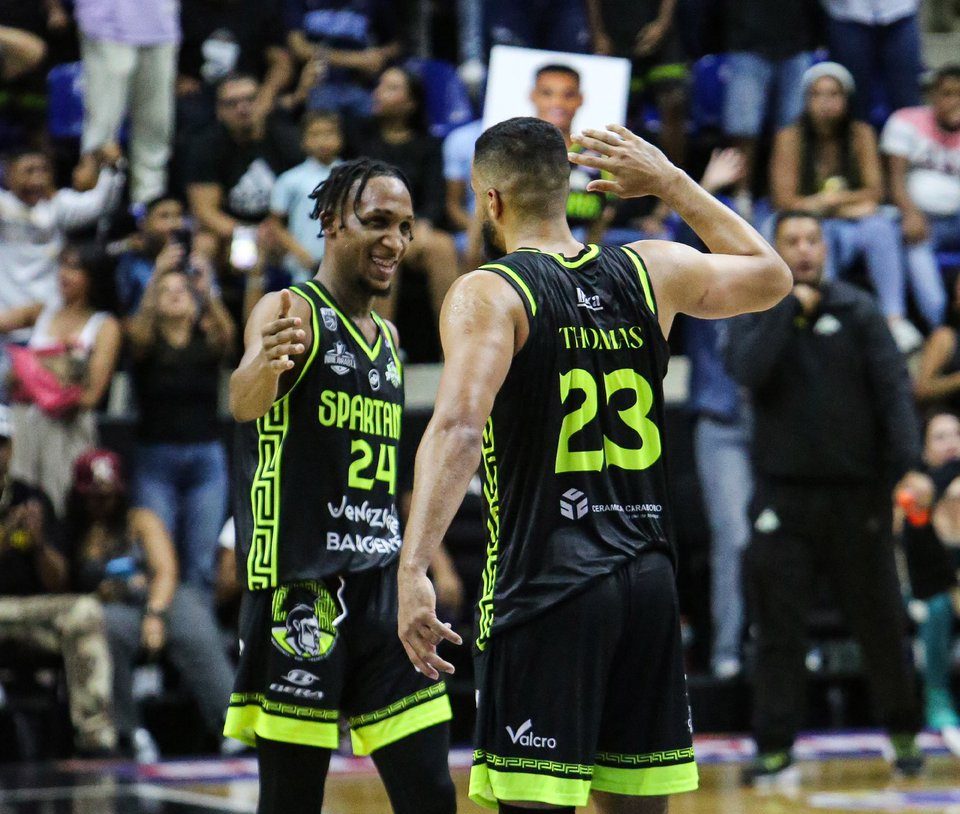 Spartans vence a Gladiadores
