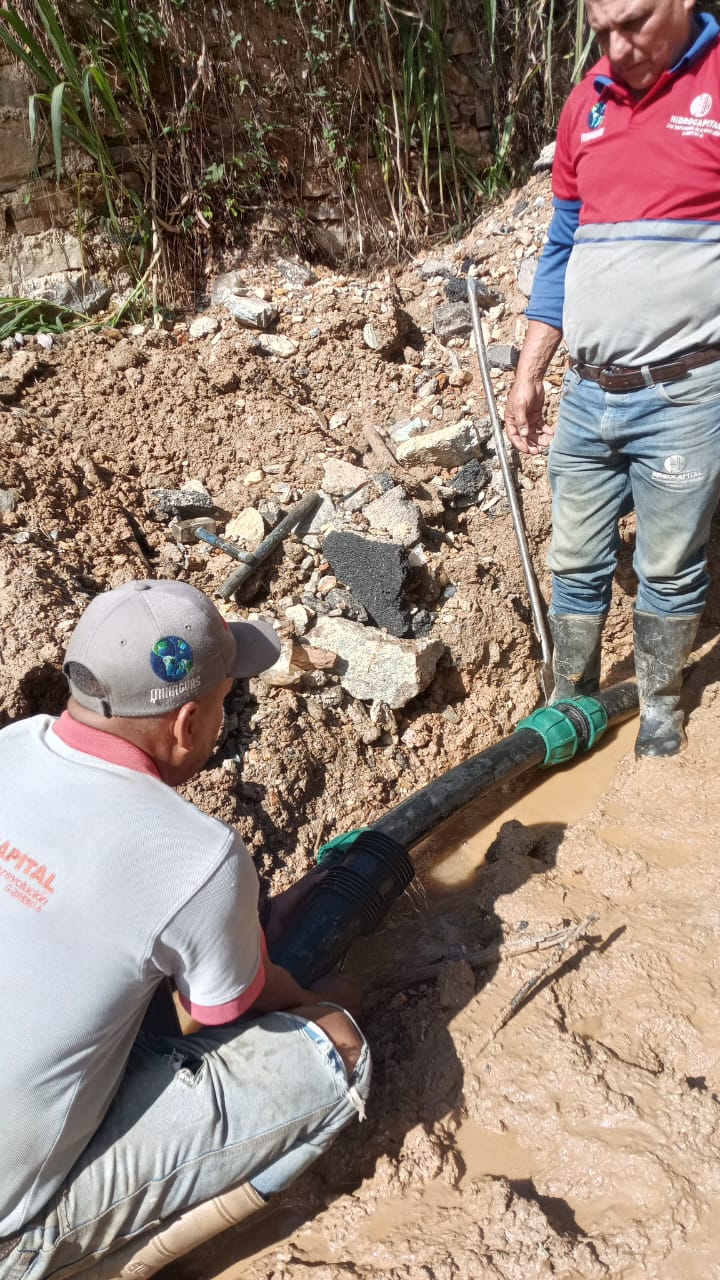 Reparan tubería en el Paseo de Los Burros