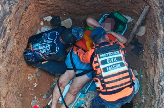 Rescatan a mujer tras caer en pozo séptico