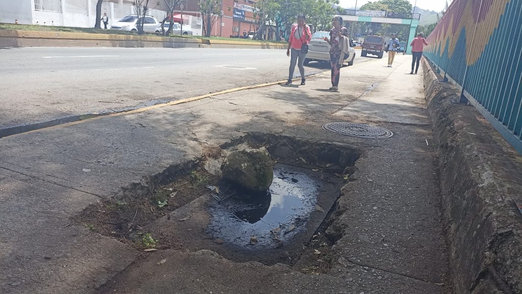 Hundimiento de tanquilla pone en riesgo a peatones de la Bicentenario