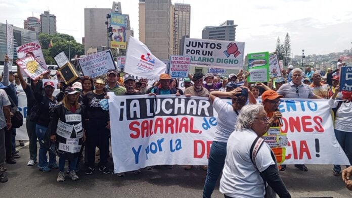 Trabajadores salen a las calles exigiendo un aumento salarial  