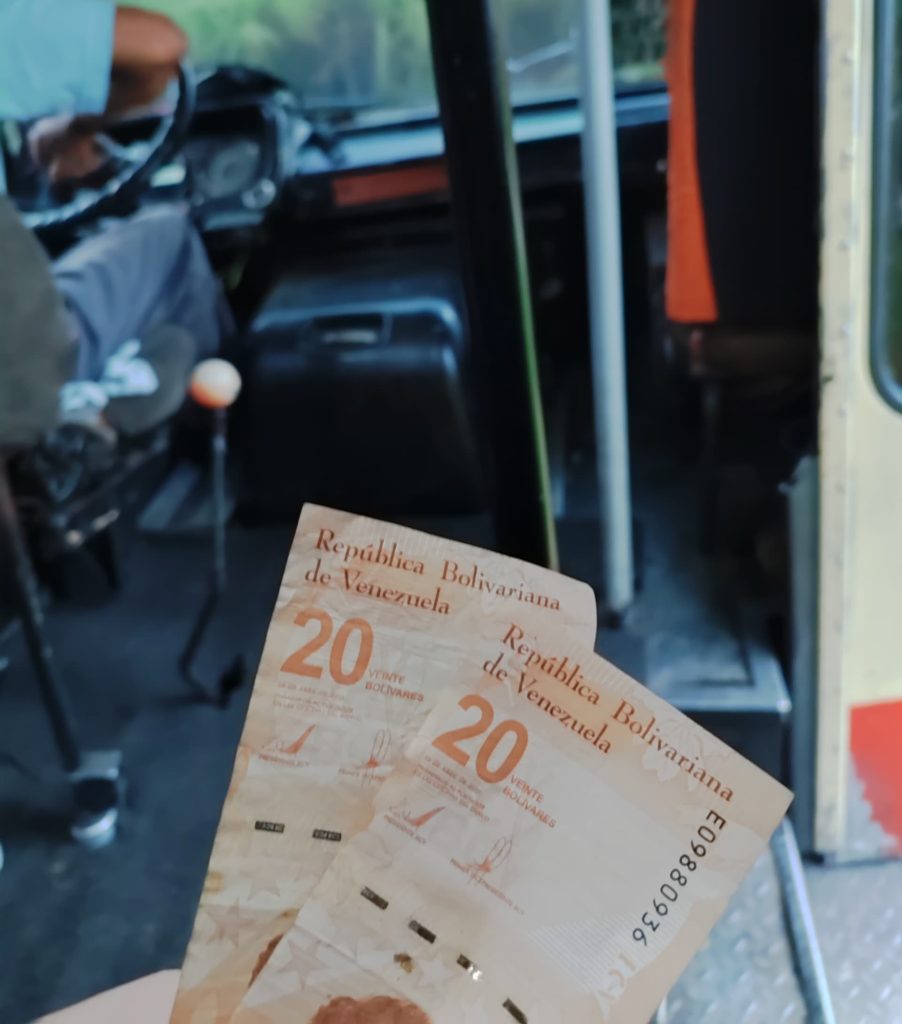 Usuarios y transportistas complicados por falta de cambio 