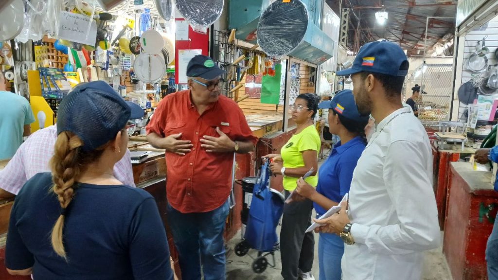 Brindan apoyo a comerciantes para publicación de información fiscal