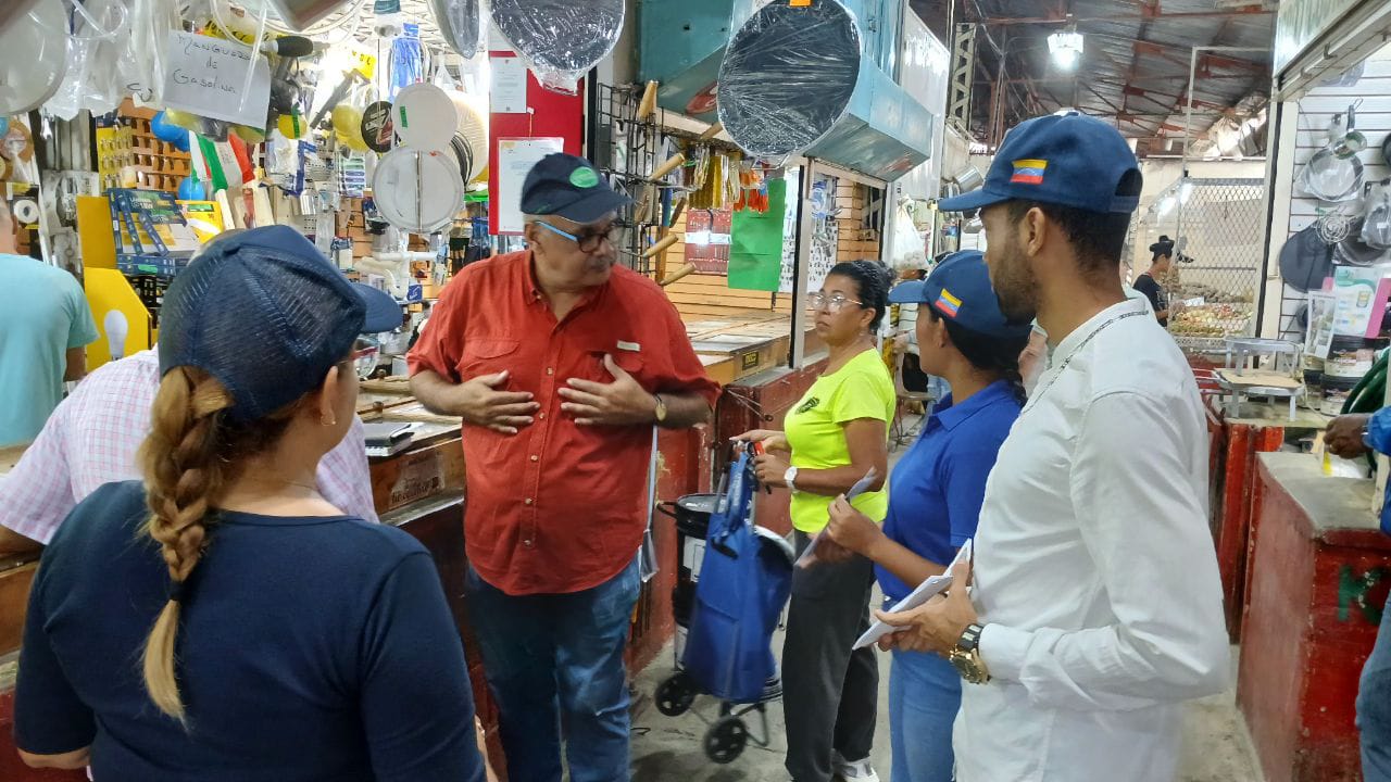 Brindan apoyo a comerciantes para publicación de información fiscal
