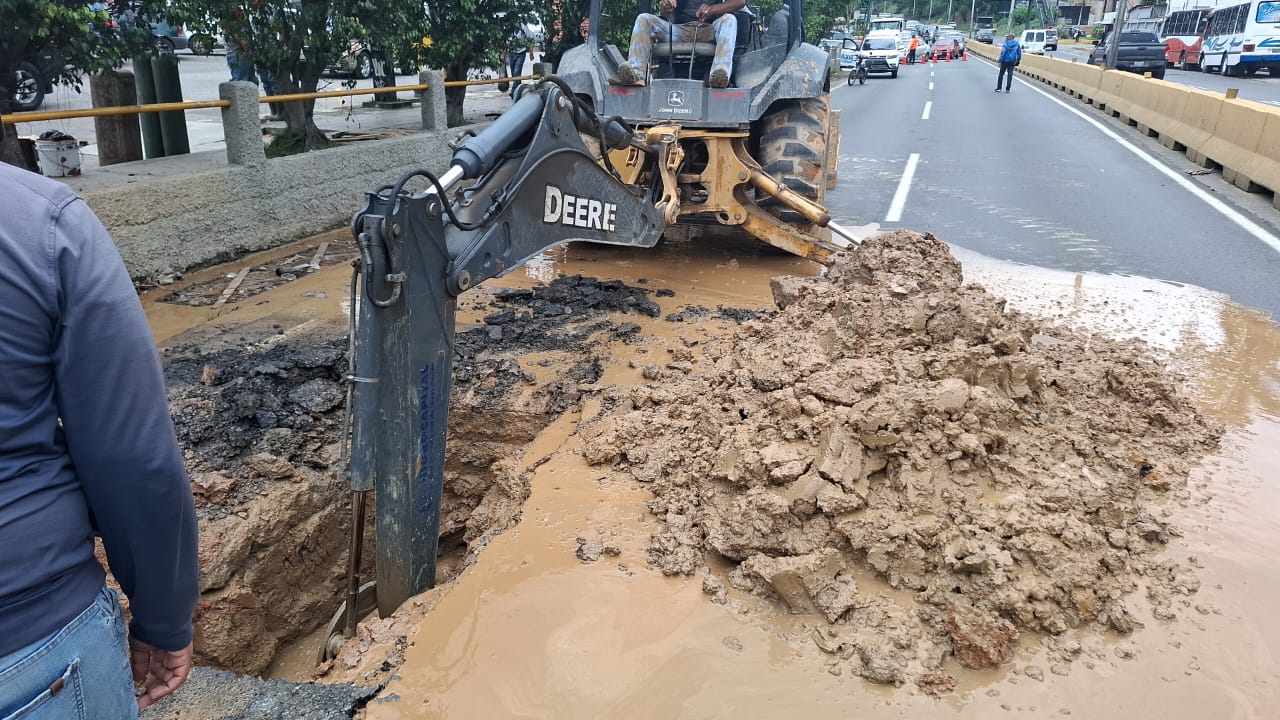 Se volvió a romper tubo de agua en la Panamericana