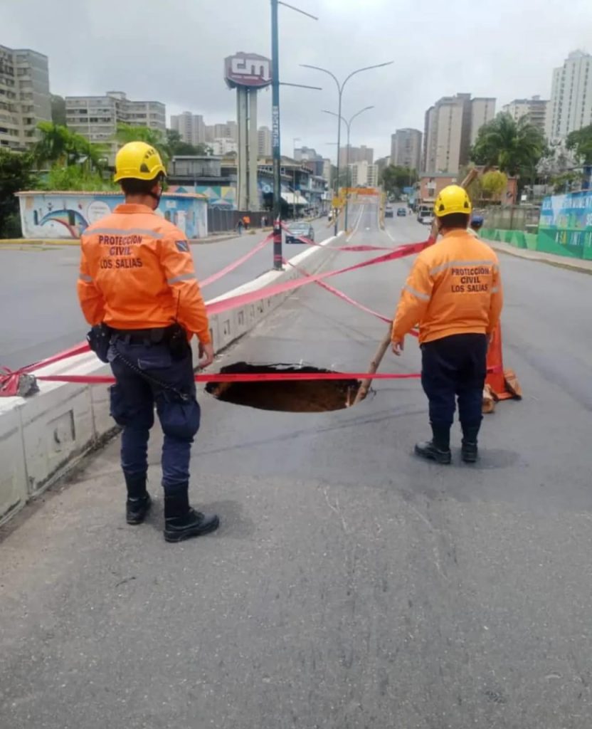 Colapsa pavimento en la avenida Perimetral Francisco Salias