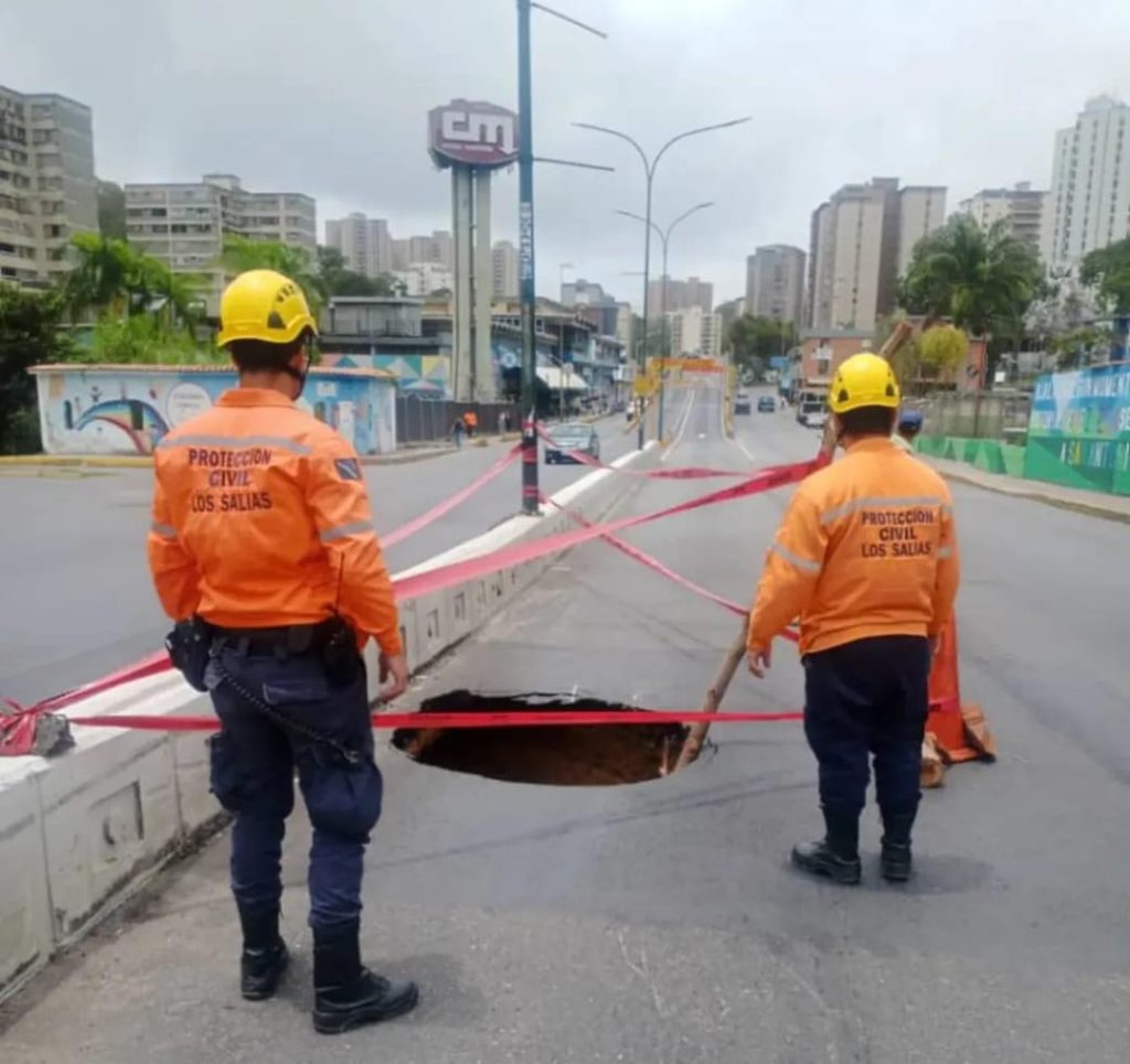 Colapsa pavimento en la avenida Perimetral Francisco Salias