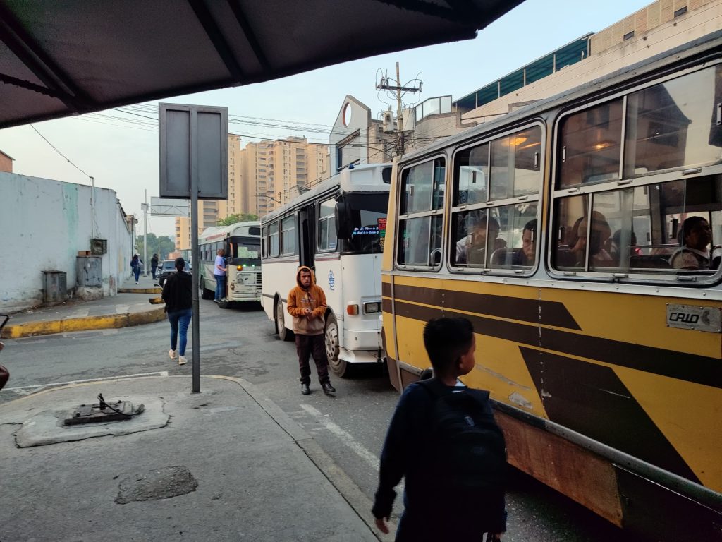Caos vial mañanero en la calle Miranda