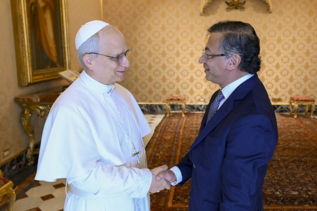 Petro propone el Vaticano como sede para negociaciones con el ELN