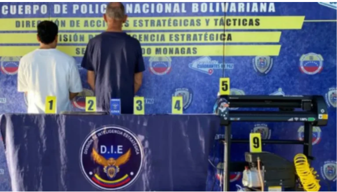 Presos dos hombres por presuntamente falsificar placas de vehículos