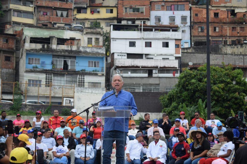 Serrano ofrece mejorar condiciones laborales de docentes mirandinos