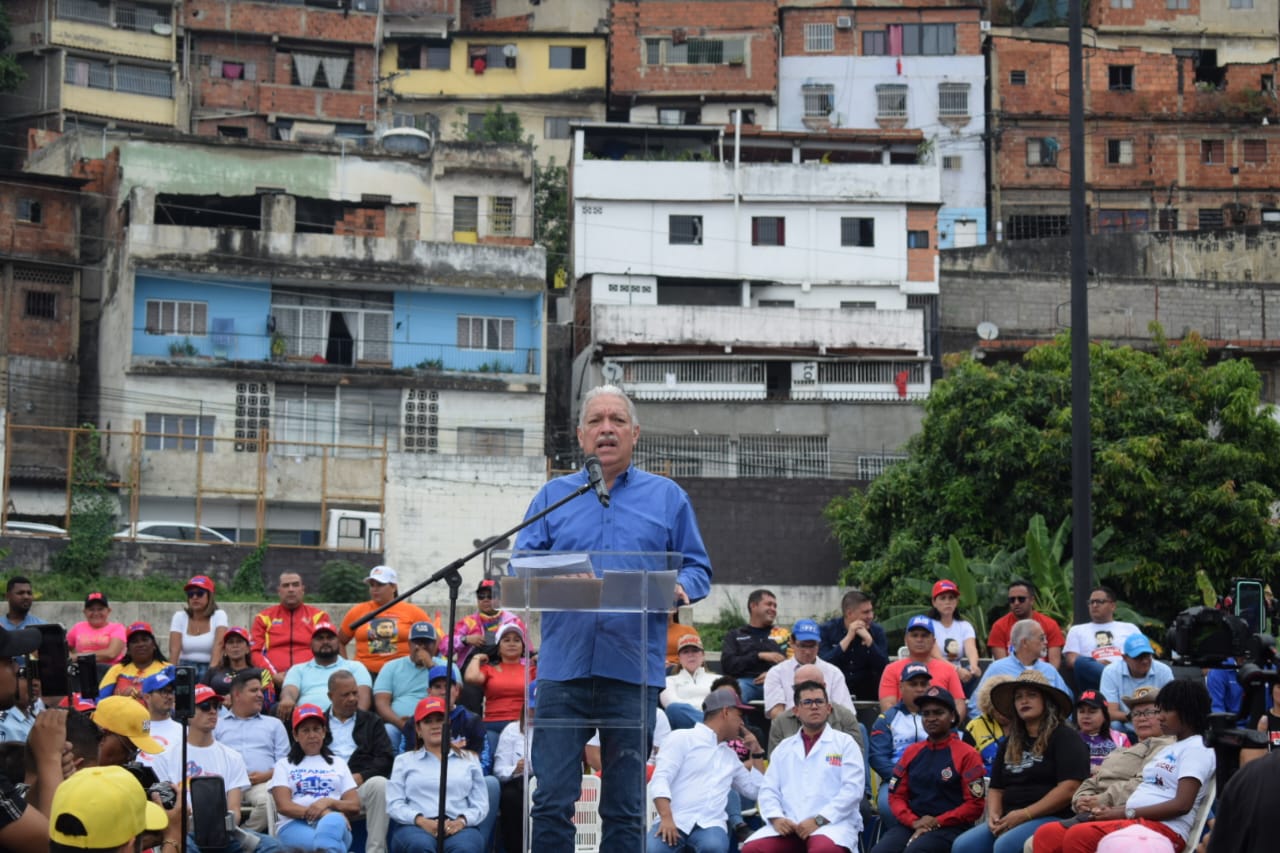 Serrano ofrece mejorar condiciones laborales de docentes mirandinos