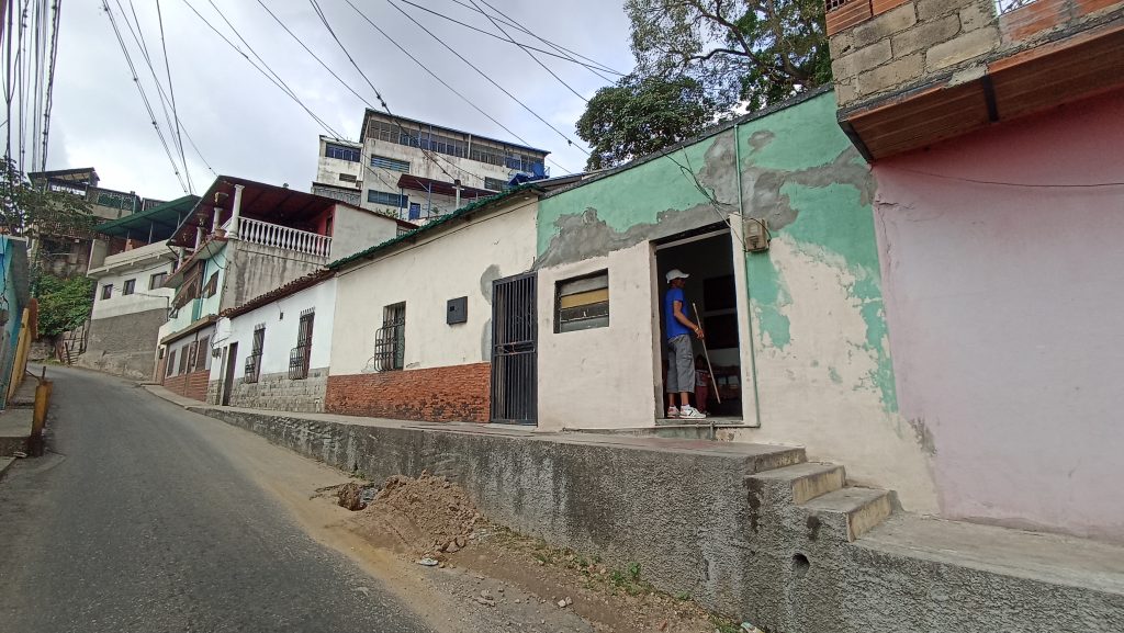 Inestabilidad de terreno pone en riesgo a dos viviendas de la Ricaurte